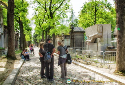 Admirers of Oscar Wilde pay their respect